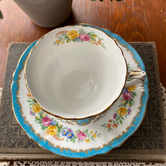 Crown Staffordshire English Fine Bone China Teacup and Saucer Set F15743 - Picture 4 of 14